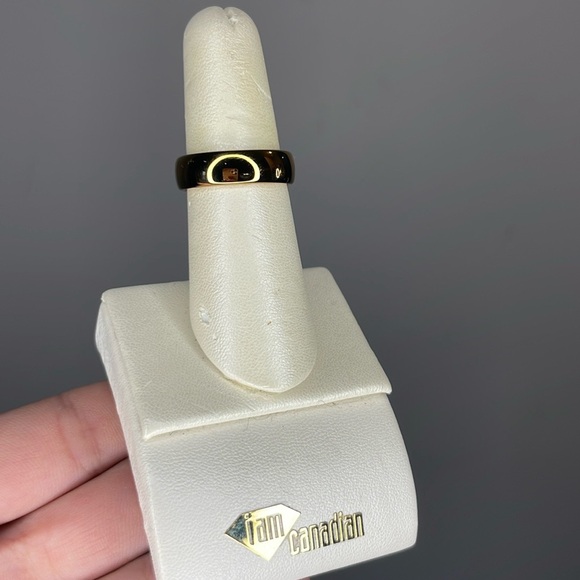 Tungsten Carbide gold coloured wedding band - Picture 2 of 7